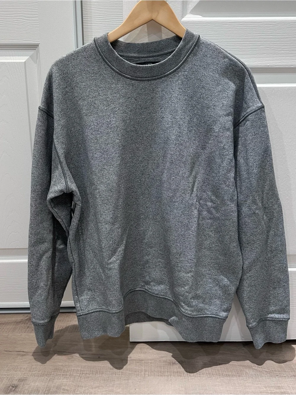 Banana Republic Men’s Gray Crewneck Sweatshirt